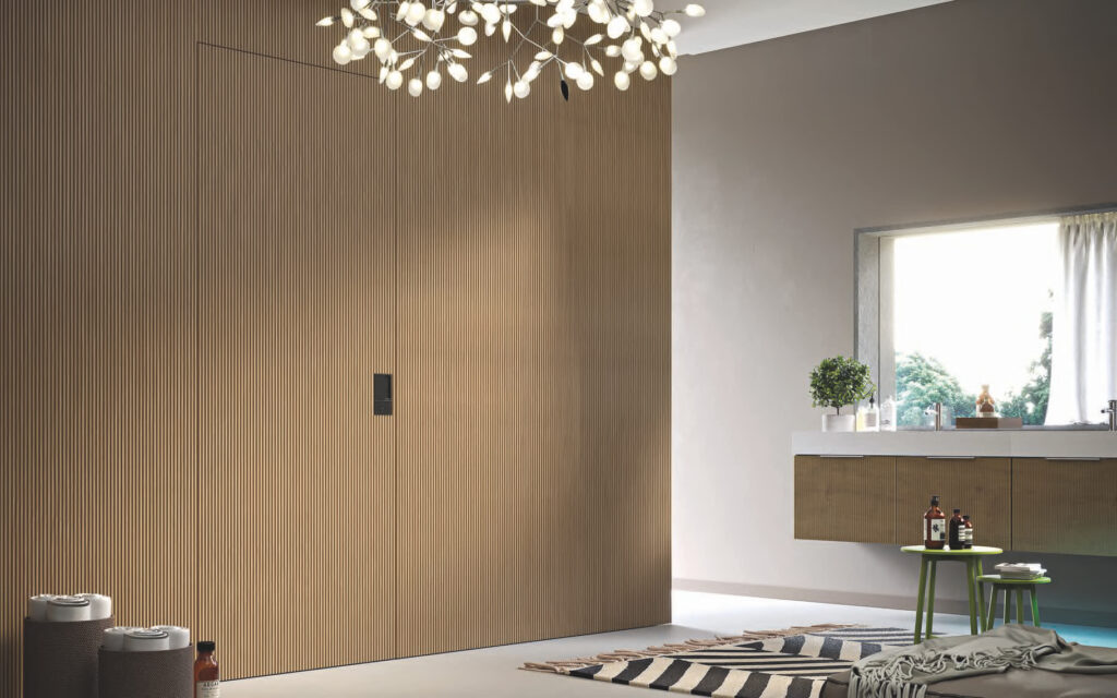 Porte affleurante en bois avec habillage mural assorti